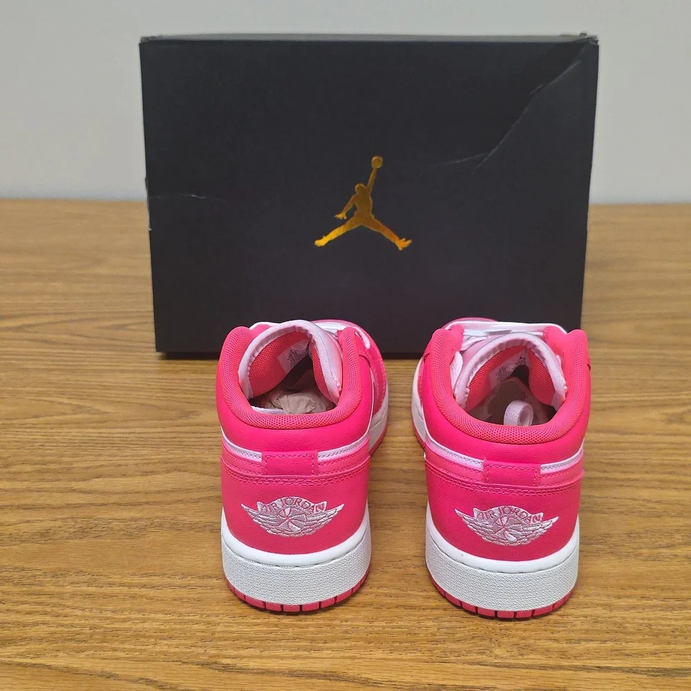 Air Jordan 1 Low GS Pink Foam/Hyper Pink Size Women's 7.5 553560-661 New - Picture 4 of 8